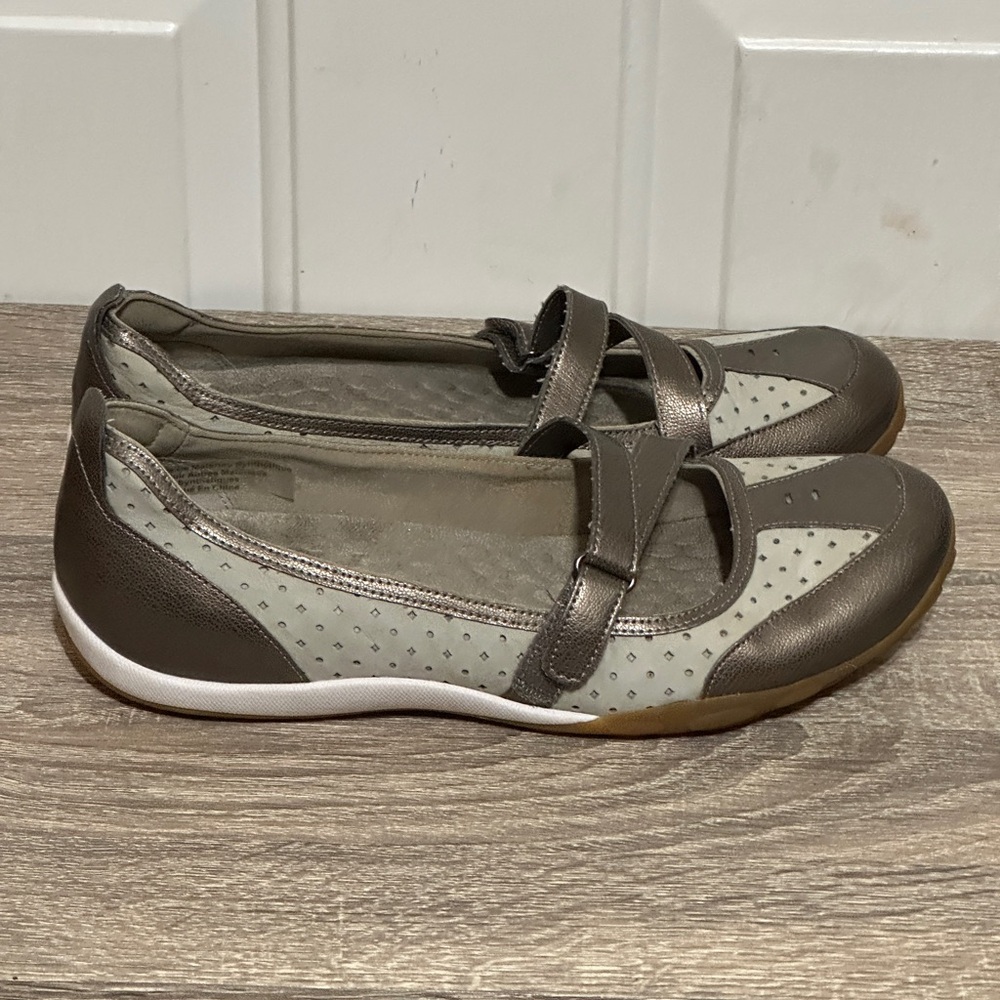 Privo Clarks Women's Camel/Tan Suede Slip On Comfort Walking Shoes, Size 10